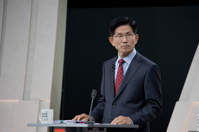 ▲ People Power Party candidate Kim Moon-soo prepares for a TV debate on politics held at MBC Studio in Sangam-dong, Mapo-gu, Seoul on the 27th. Yonhap News