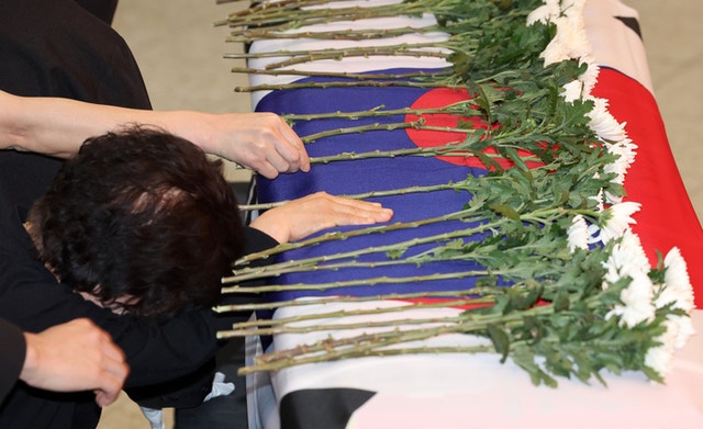 "엄마를 왜 두고 가느냐"…<b>해군</b> 초계기 <b>순직장병</b> 눈물 속 <b>영결식</b>