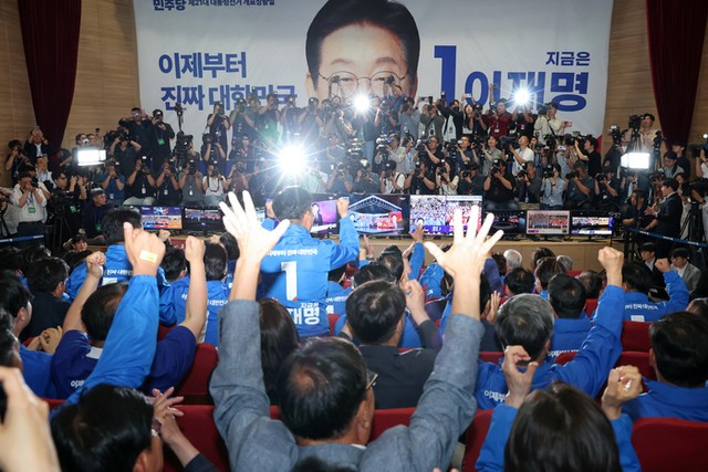 민주당, 이재명 과반 득표 지상파 출구조사에 일제히 <b>환호</b>