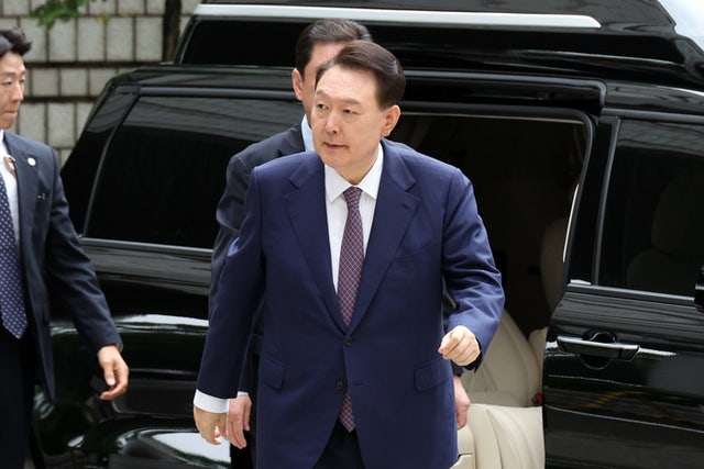 [속보] <b>내란특검</b> "윤석열 전 대통령 <b>현관 출입</b>해야 정식출석"