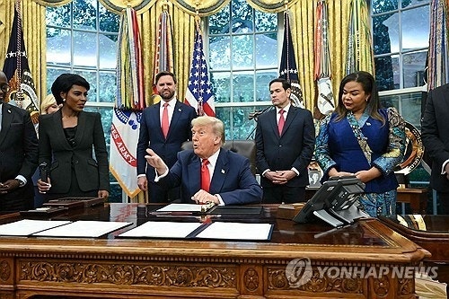트럼프 "가자지구 <b>전쟁</b>, 다음 주 내 휴전 가능…지금 상황은 끔찍"