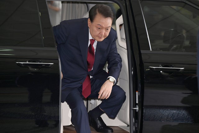 [속보] <b>내란</b>특검 "尹, 조사실 입실하지 않고 있어…사실상 출석 거부"