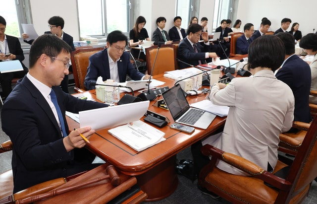 [속보] 민주당, 첫 <b>추경</b>안 국회 예결소위서 <b>단독처리</b>…국힘 반발 퇴장
