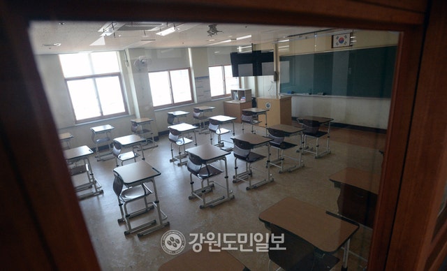 초등<b>학교</b> 기간제 <b>교사</b>, 학생 <b>성추행</b> 의혹…추가 피해자 13명 뒤늦게 확인