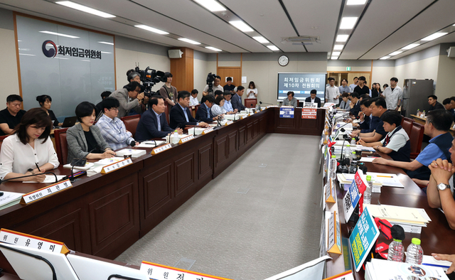 ▲ 8일 정부세종청사 최저임금위원회에서 열린 최저임금위원회 제10차 전원회의. 연합뉴스