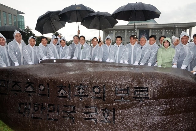 <b>국회</b>에 '계엄 해제' <b>상징석</b> 세웠다…"<b>민주주의</b> 마지막 보루"