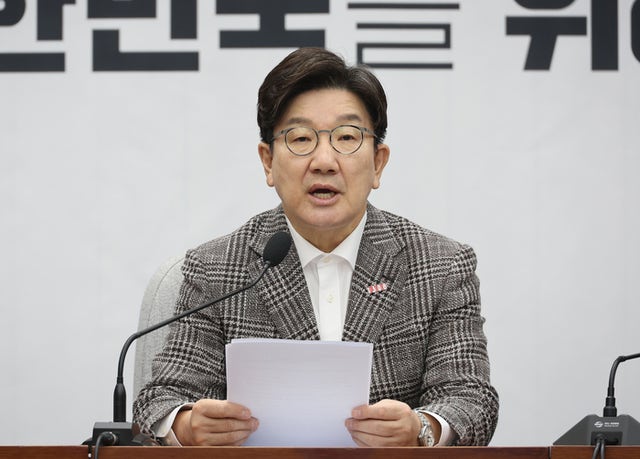 [속보] <b>권성동</b>, 사무실 압수수색에 "어이 없어, 저는 <b>결백</b>하고 깨끗"