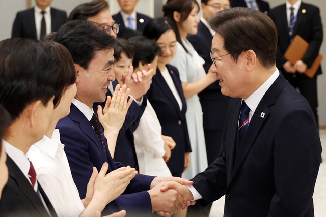 이 <b>대통령</b>, 정동영·안규백·전재수·한성숙 장관에 <b>임명장 수여</b>
