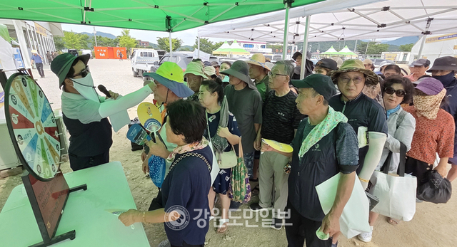 ▲ 제19회 철원 화강 다슬기축제장의 김화농협(조합장 장춘집) 홍보부스에는 많은 관광객들이 몰려 룰렛 이벤트에 참가하고 있다. 이재용
