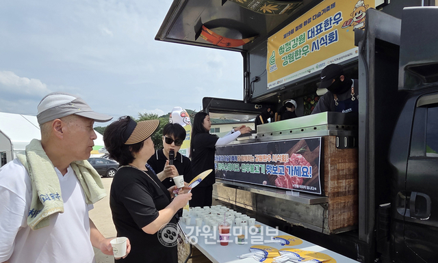 ▲ 제19회 철원 화강 다슬기축제장에는 춘천철원화천양구축협 철원지점 등이 시식회 및 출산물 소비촉진 홍보 활동을 펼치고 있다. 이재용