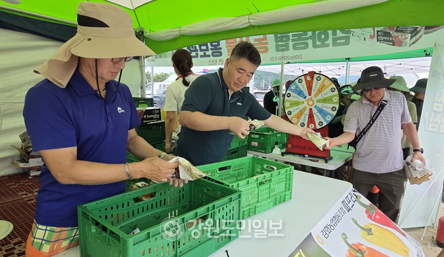 ▲ 제19회 철원 화강 다슬기축제장에서 김화농협(조합장 장춘집) 농산물 홍보 행사장에서는 농협관계자들이 관광객들에게 철원오대쌀을 증정하고 있다. 이재용 기자