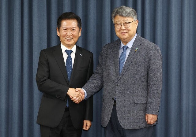 더불어민주당 정청래 대표가 18일 서울 종로구 한교총회관에서 김종혁 한국교회총연합(한교총) 대표회장과 악수하고 있다. 연합뉴스