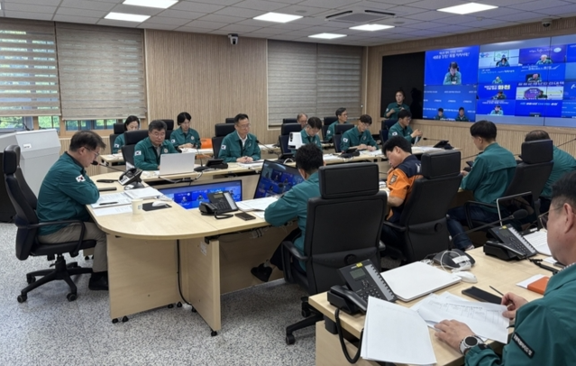 ▲ 강원도는 27일 오후 5시 여중협 행정부지사 주관으로 전 실국장 및 18개 시군 부단체장을 소집해 재난안전대책본부 회의를 개최하고, 국가정보자원관리원 화재에 따른 대응 방안 및