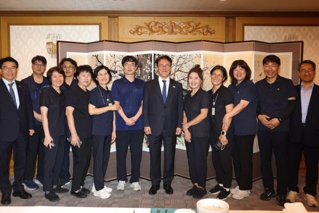 <b>김민석</b>, 추석 앞두고 청사 <b>환경실무원</b>과 오찬 "현장 어려움 살필 것"