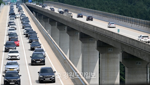 <b>연휴 첫날 귀성길</b> 정체 대체로 <b>해소</b>…서울→강릉 2시간 40분