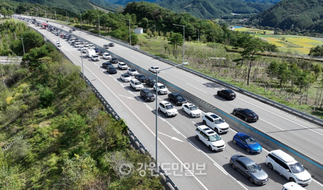 <b>추석연휴 귀경길</b> 고속도로 일부 구간 서행… 정체 오후 5∼6시 절정 예상