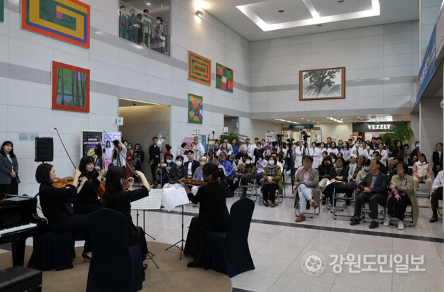 ▲ 21일 강릉아산병원에서 제2회 하슬라국제예술제 '마음에 피는 노래' 공연이 열려 환자와 의료진, 시민 등 관객들을 치유했다. 황선우 기자