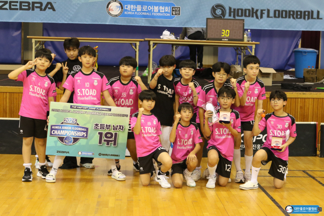 ▲ 섬강초 플로어볼팀이 19일 대진대 체육관에서 열린 2025 코리아주니어 플로어볼 챔피언십대회에서 초등부 남자와 여자 부문 동반 우승을 차지했다.