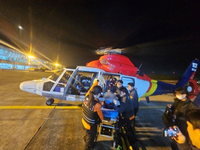 ▲ 동해지방해양경찰청은 울릉도에서 발생한 뇌출혈 응급환자를 헬기를 이용해 포항으로 긴급이송 했다.