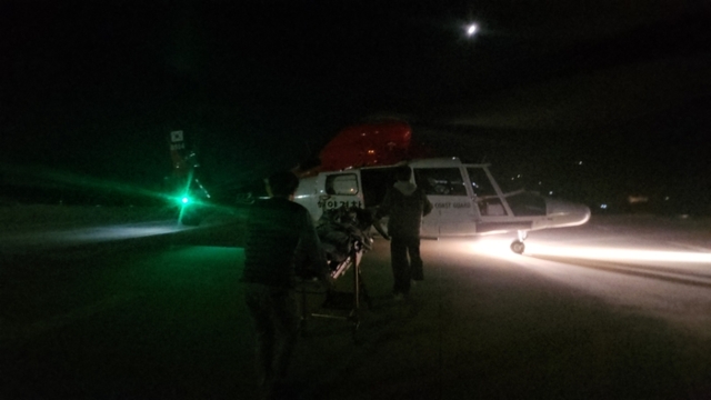 ▲ 동해지방해양경찰청은 울릉도에서 발생한 뇌출혈 응급환자를 헬기를 이용해 포항으로 긴급이송 했다.