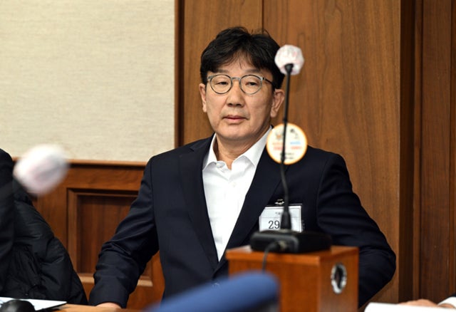 <b>권성동</b> 의원, 불법 <b>정치자금 수수</b> 혐의 첫 재판…구속 후 첫 공개