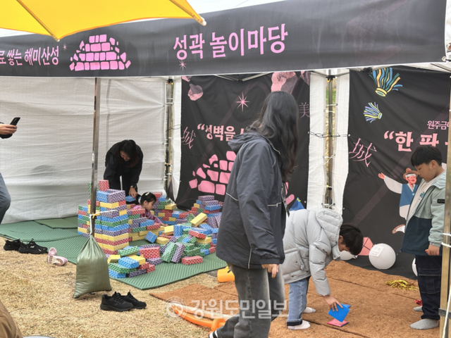 ▲ 원주시역사박물관(관장 김영언)은 8, 9일 이틀간 관설동 원주천 둔치(영서고 앞)에서 '원주 금대산성 강원도 문화유산 지정 기념행사'를 열었다.