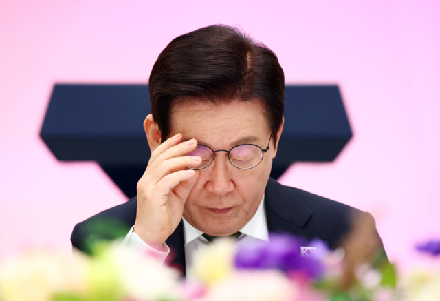 ▲ President Lee Jae-myung looking at materials during the government briefing session inviting mayors, county heads, and district heads at the Blue House on the 12th. 2025.11.12 Yonhap News