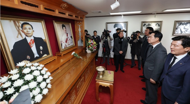 <b>장동혁</b>, 박정희 생가 찾아 "<b>체제</b> 지키는 것이 보수정당이 할 일"