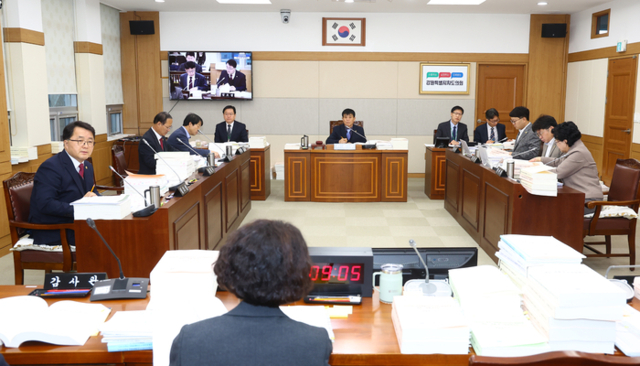 ▲ 강원도의회 교육위원회(위원장 이영욱)는 26일 제7차 교육위원회를 열고 강원도교육청이 제출한 2026년도 예산안 예비심사를 마무리했다. 강원도의회 제공