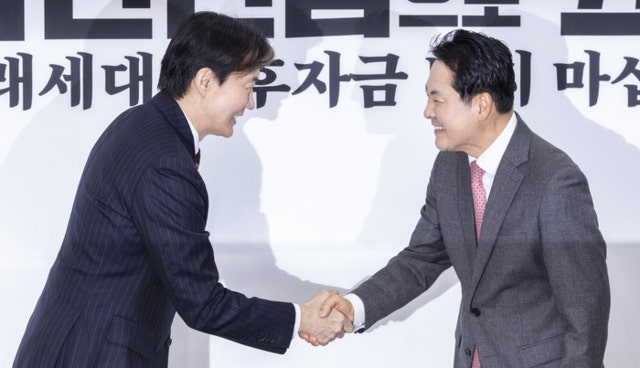 <b>조국</b>, 장동혁 만나 "<b>윤석열</b> 일당과 확실한 <b>절연</b> 선언해달라"