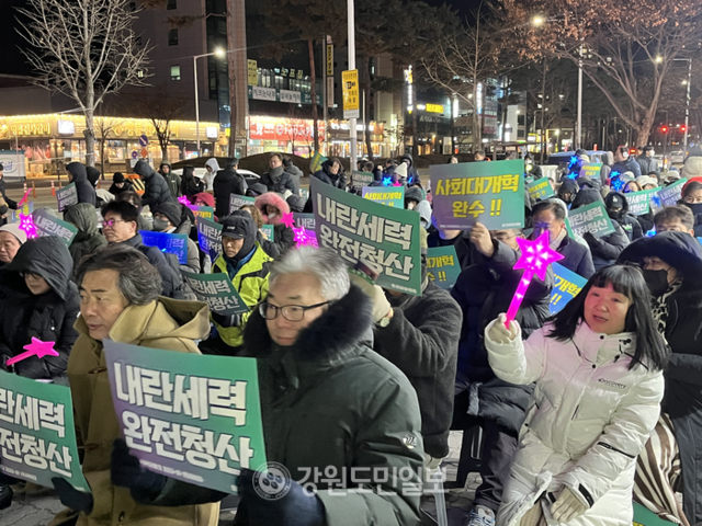 ▲ 3일 춘천 거두사거리에서 시민들이 '내란세력 완전 청산' 피켓과 응원봉을 들고 내란세력 청산을 촉구하고 있다. 최수현 기자