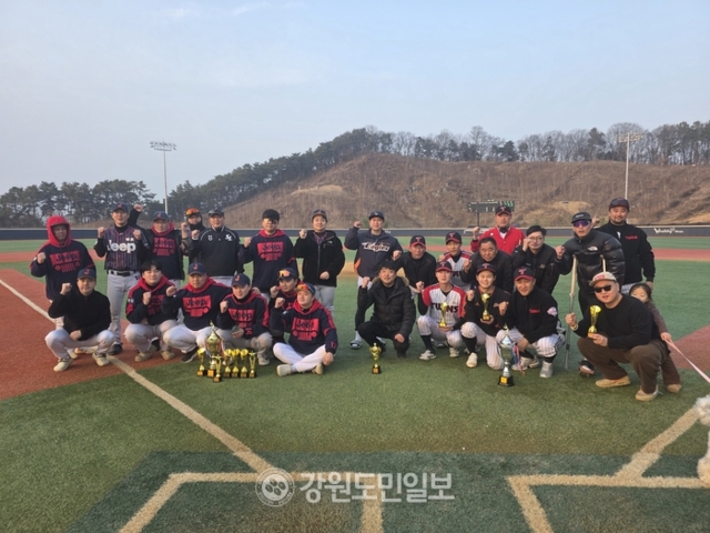 ▲ 원주 명성팀(감독 최주혁)이 7일 원주 태장야구단에서 열린 2025 강원도 생활체육 야구대회에서 종합 우승했다.