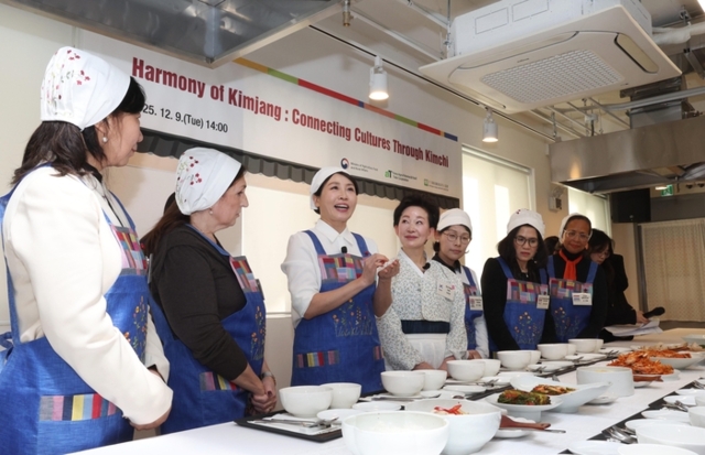 ▲ 김혜경 여사가 9일 서울 종로구 북촌 한식문화공간 이음에서 열린 주한대사 배우자 초청 김장 행사에서 김치에 대해 설명하고 있다. 연합뉴스