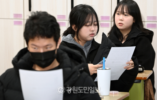 ▲ 2026학년도 대학수학능력시험 성적표가 배부된 지난 5일 강원사대부고에서 3학년 학생들이 성적을 확인하고 있다.방도겸 기자