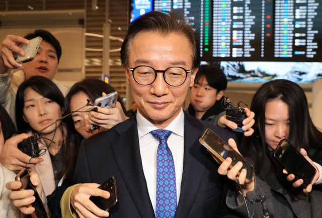 ▲ 재수 해양수산부 장관이 11일 '유엔해양총회' 유치 활동을 마치고 귀국해 취재진 질문을 받으며 이동하고 있다.전재수 장관은 이날 사의를 표명했다.연합뉴스