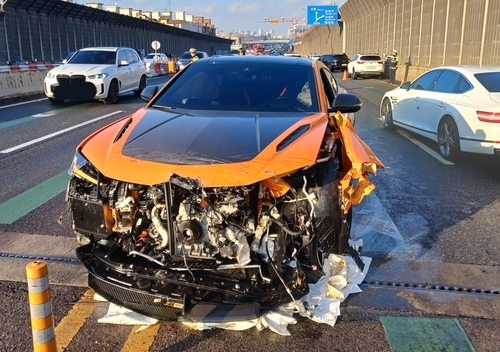 ▲ 14일 오후 2시 32분쯤 인천시 미추홀구 도화동 인천대로 도화IC 인근에서 람보르기니 차량이 반대편에서 오던 포르쉐와 포드 등 차량 3대를 잇따라 들이받는 사고가 발생했다.사고로 파손된 람보르기니 차량.[인