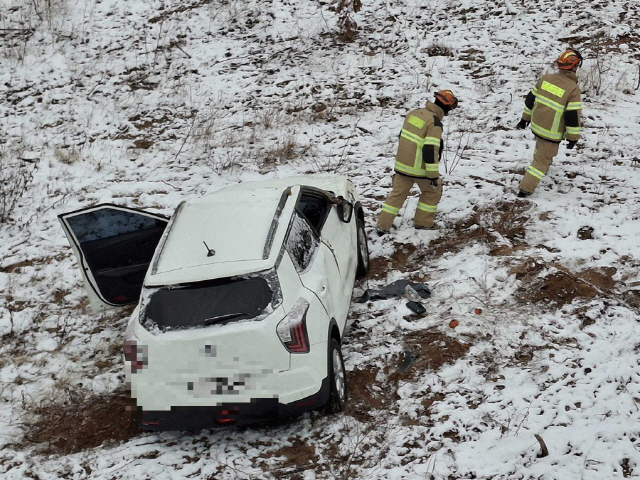 ▲ 12일 오전 7시 25분쯤 고성군 토성면의 한 도로에서 승용차가 눈길에 미끄러지며 10m 경사지 아래로 추락했다.강원소방본부 제공