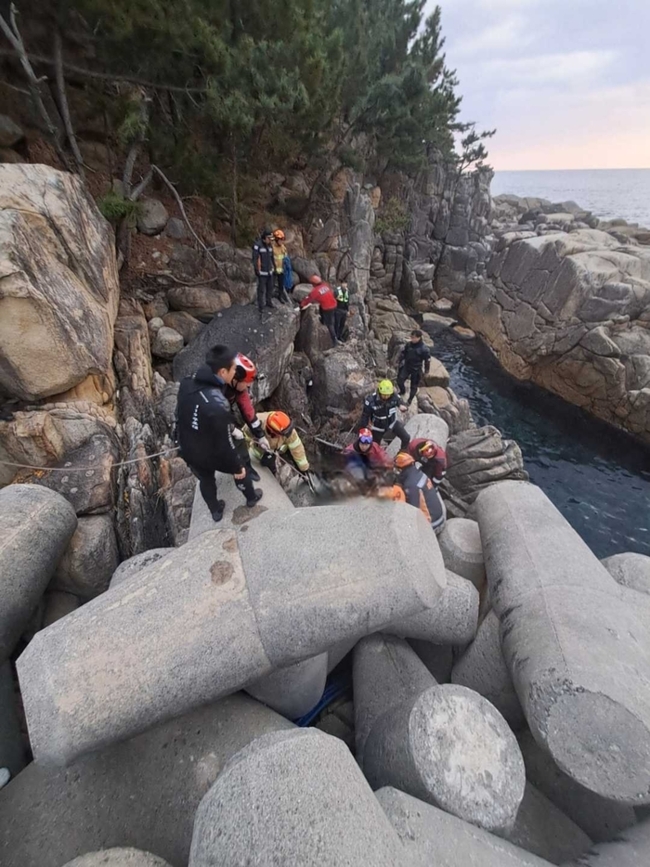 ▲ 20일 오전 7시 35분쯤 고성군 죽왕면 백도항 북쪽 방파제에서는 익수 사고가 발생했다.테트라포트에서 추락한 것으로 추정되는 50대 남성 A씨가 구조됐으나 숨졌다.해경은 A씨가 도루묵 통발을 놓다가 변을 당한