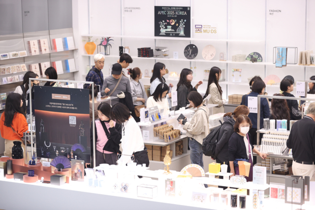 ▲ 국립중앙박물관 기념품점에서 관람객들이 박물관 문화상품 '뮷즈'(MU:DS)를 고르는 모습.연합뉴스 사진 제공