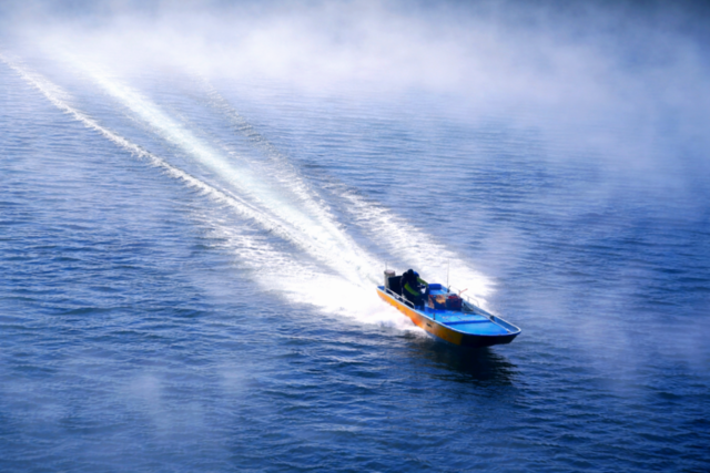 ▲ 6일 한파의 영향으로 물안개가 피어난 인제 소양호에서 어부가 조업을 하고 있다.인제군 제공