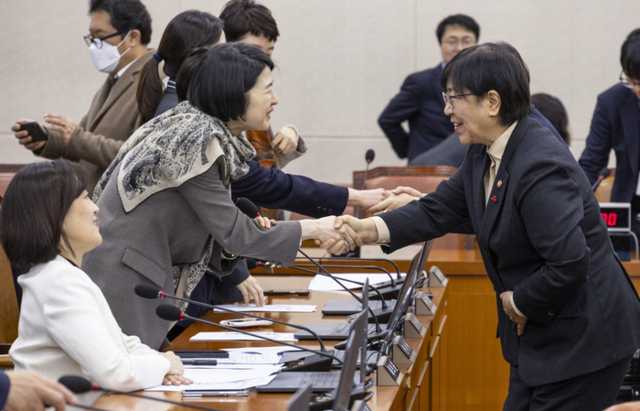 ▲ 정은경 보건복지부 장관(오른쪽)이 7일 국회에서 열린 복지위 전체 회의에서 아동수당법 개정안 통과된 뒤 국민의힘 한지아 의원을 비롯한 야당 의원들과 인사하고 있다. 연합뉴스