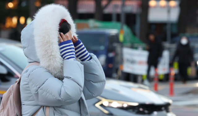 ▲ 서울 광화문 거리에서 시민들이 걸음을 재촉하고 있다.연합뉴스