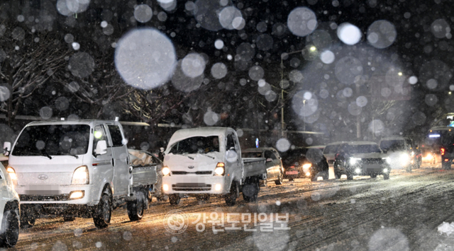 ▲ 강원 춘천 후평동에 눈이 쌓여 차량들이 서행하고 있다.김정호 기자 [강원도민일보 자료사진]