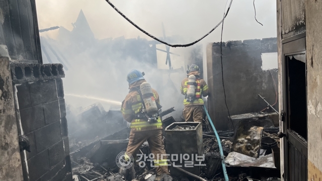 ▲ 9일 오전 8시 53분쯤 강원 양양군 양양읍 전통시장 인근 한 주택에서 화재가 발생해 장날을 맞은 전통시장은 물론 시가지 일대까지 극심한 혼잡을 겪었다.