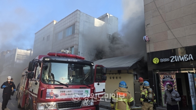 ▲ 9일 오전 8시 53분쯤 강원 양양군 양양읍 전통시장 인근 한 주택에서 화재가 발생해 장날을 맞은 전통시장은 물론 시가지 일대까지 극심한 혼잡을 겪었다.