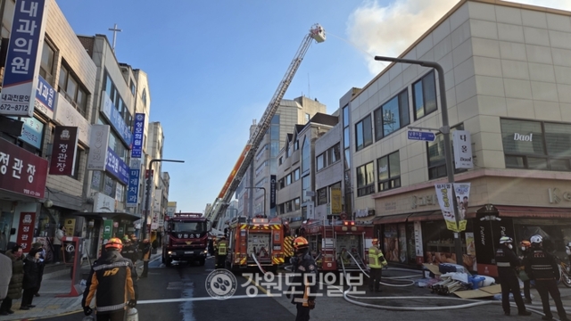 ▲ 9일 오전 8시 53분쯤 강원 양양군 양양읍 전통시장 인근 한 주택에서 화재가 발생해 장날을 맞은 전통시장은 물론 시가지 일대까지 극심한 혼잡을 겪었다.