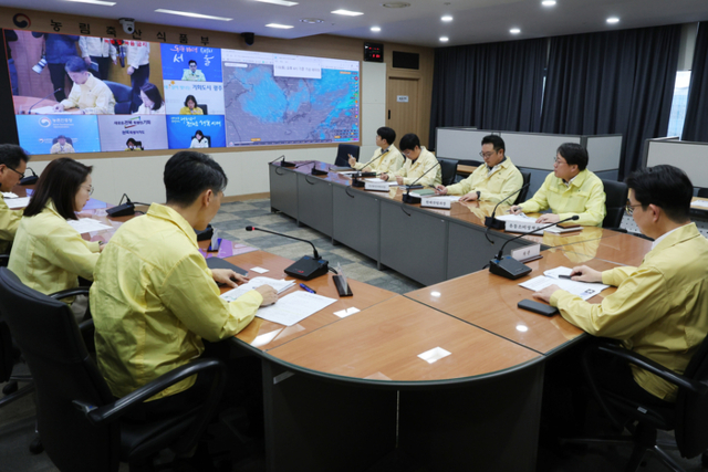 ▲ 김종구 농림축산식품부 차관이 9일 정부세종청사 농업재해대책상황실에서 대설·한파 대응상황 점검회의를 주재하고 있다.2026.1.9 연합뉴스