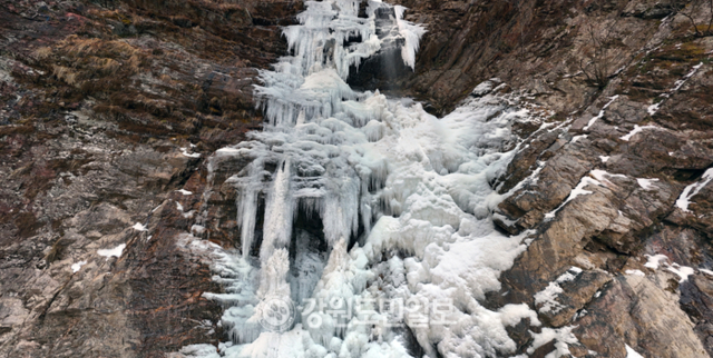 ▲ 강원 대부분 지역에 한파특보가 발효된 10일 춘천 구곡폭포가 꽁꽁 얼어붙어 있다.방도겸 기자