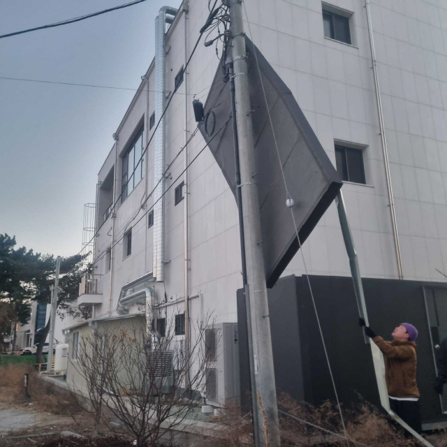 ▲ 10일 오후 5시 12분쯤 강릉 초당동에서 강풍으로 인한 패널 낙하가 발생했다.강원도소방본부 제공