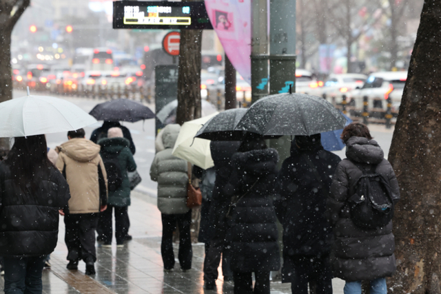 ▲ 서울 종로구 종각역 인근에서 시민들이 눈을 맞으며 이동하고 있다.연합뉴스